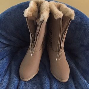 Walkable. Weatherproof NEW tan boots